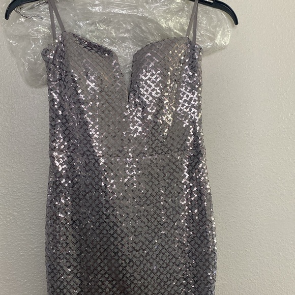 Windsor sleeveless formal dress - Picture 2 of 2